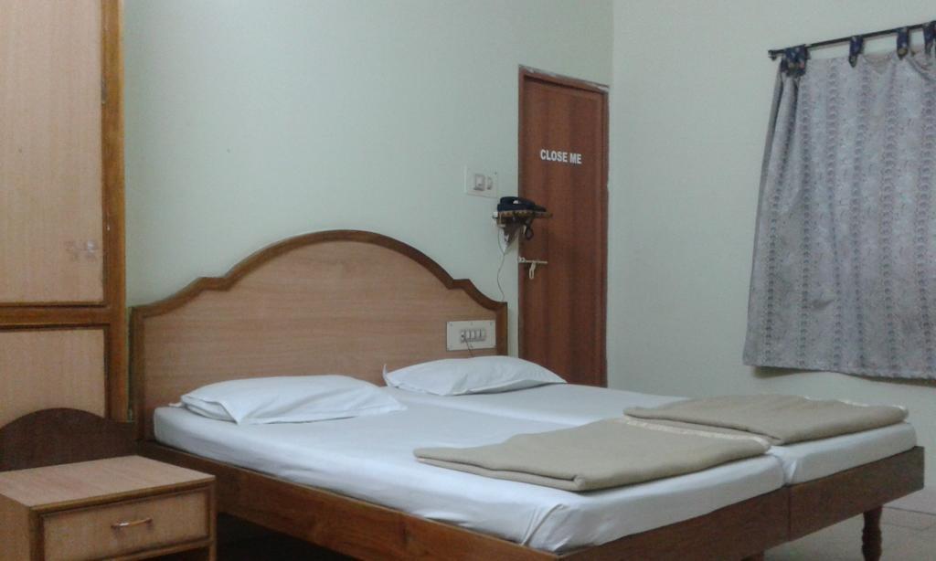 Hotel Agarala Residency تيروباتي الغرفة الصورة