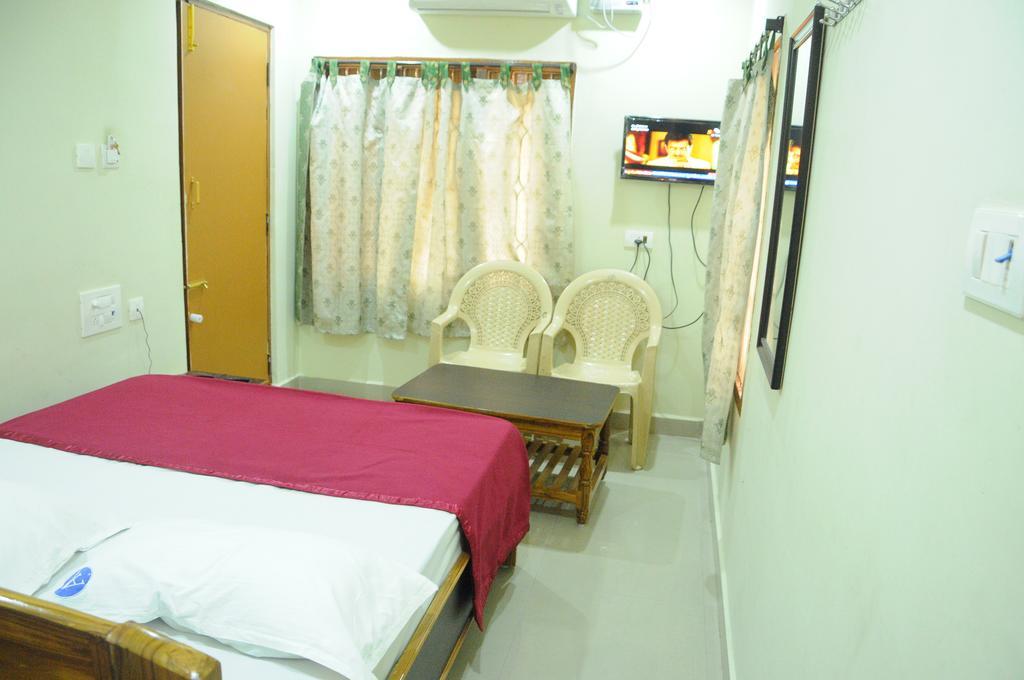 Hotel Agarala Residency تيروباتي الغرفة الصورة